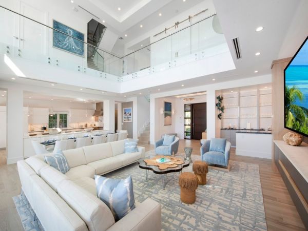 Seaside Serenity - Luxury 8-Bedroom Villa in the Cayman Islands
