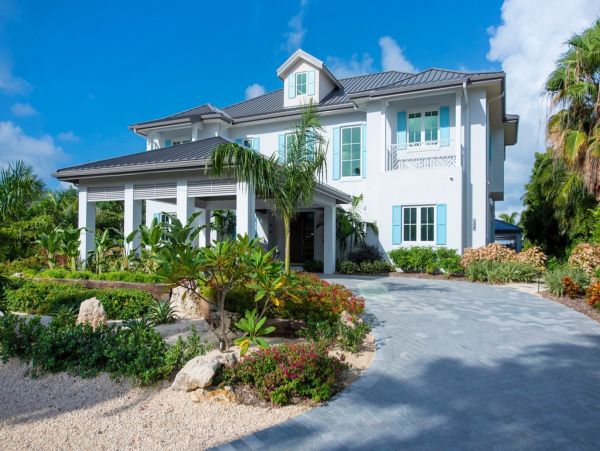 Seaside Serenity - Luxury 8-Bedroom Villa in the Cayman Islands