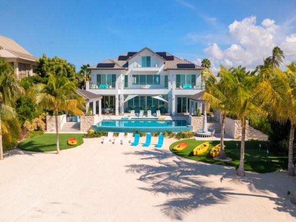 Seaside Serenity - Luxury 8-Bedroom Villa in the Cayman Islands