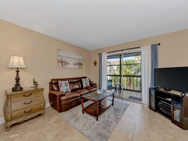 Walk to Beach Two Bedroom Vacation Rental in Siesta Key