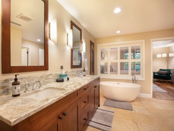 Gorgeous 4 Bedroom Vacation Getaway Great Amenities