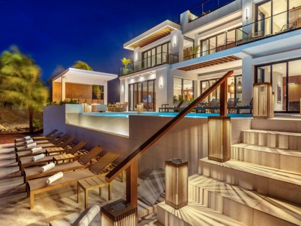 Stunning Beachfront 7 Bedroom Turks and Caicos Rental Home