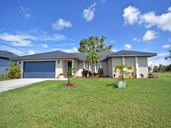 Manasota Home with 3 Bedrooms and Canal Views
