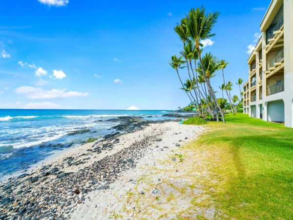 Kona Confortable Oceanside Condo with 3 Bedroom