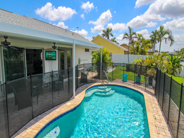 Cape Coral 3 Bedroom Vacation Getaway With Private Pool