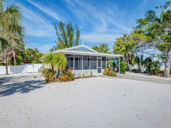 Coastal 4 Bedroom Vacation Rental in Anna Maria Island