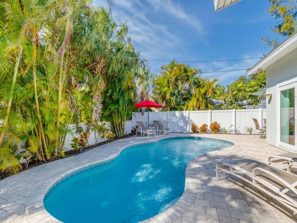 Coastal 4 Bedroom Vacation Rental in Anna Maria Island