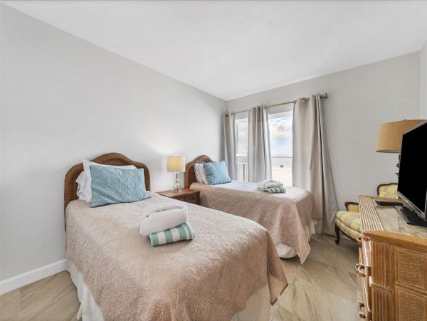 Siesta Key 2nd Floor Unit with Unobstructed Ocean Views