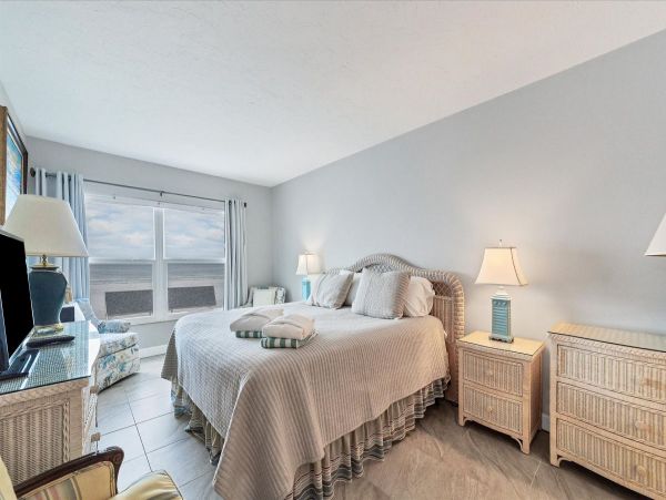 Siesta Key 2nd Floor Unit with Unobstructed Ocean Views