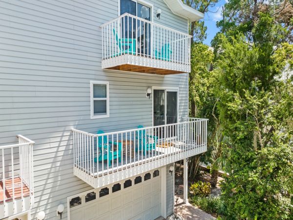 Holmes Beach Vacation Condo Three Bedroom Walk to Beach