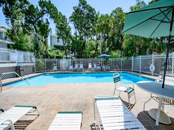 Holmes Beach Vacation Condo Three Bedroom Walk to Beach