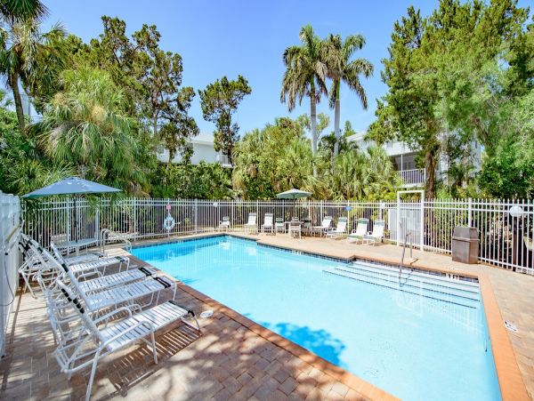 Holmes Beach Vacation Condo Three Bedroom Walk to Beach