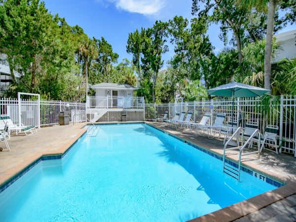 Holmes Beach Vacation Condo Three Bedroom Walk to Beach