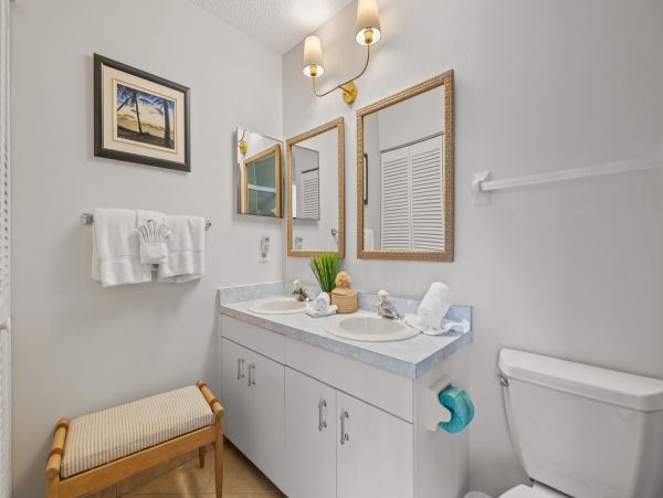 Holmes Beach Vacation Condo Three Bedroom Walk to Beach