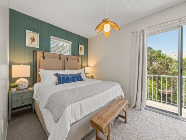Holmes Beach Vacation Condo Three Bedroom Walk to Beach