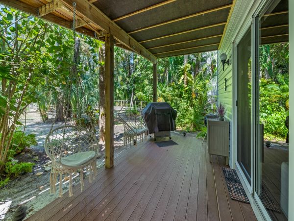 Holmes Beach Vacation Condo Three Bedroom Walk to Beach