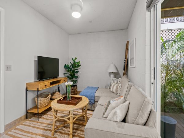 Holmes Beach Vacation Condo Three Bedroom Walk to Beach