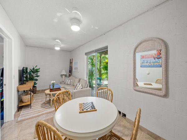 Holmes Beach Vacation Condo Three Bedroom Walk to Beach