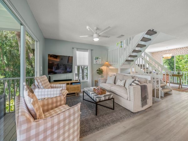 Holmes Beach Vacation Condo Three Bedroom Walk to Beach