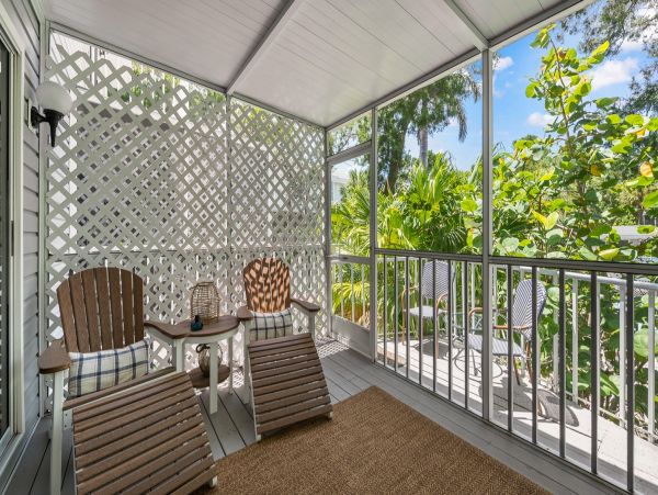 Holmes Beach Vacation Condo Three Bedroom Walk to Beach