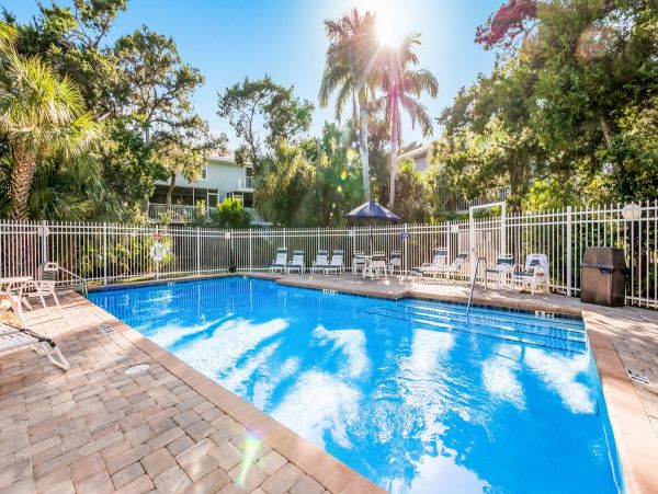 Holmes Beach Vacation Condo Three Bedroom Walk to Beach