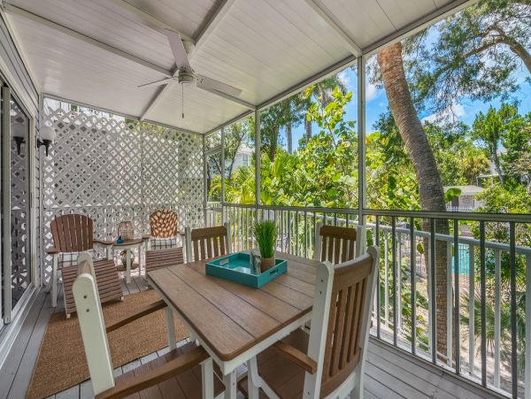 Holmes Beach Vacation Condo Three Bedroom Walk to Beach