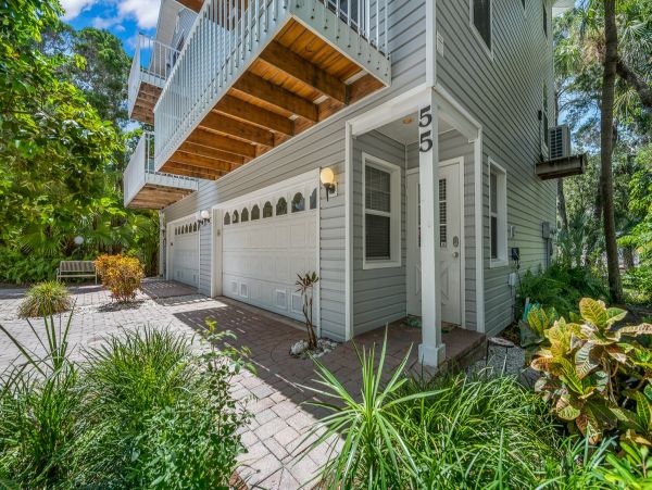 Holmes Beach Vacation Condo Three Bedroom Walk to Beach