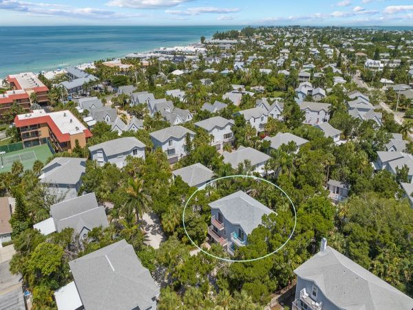 Holmes Beach Vacation Condo Three Bedroom Walk to Beach