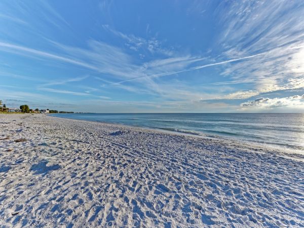 Holmes Beach Vacation Condo Three Bedroom Walk to Beach
