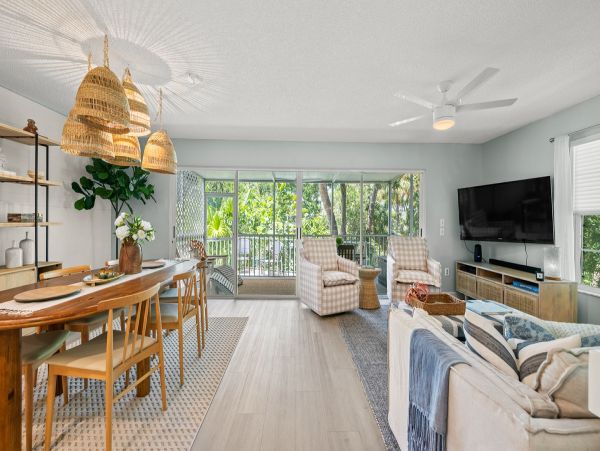 Holmes Beach Vacation Condo Three Bedroom Walk to Beach