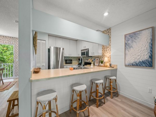 Holmes Beach Vacation Condo Three Bedroom Walk to Beach