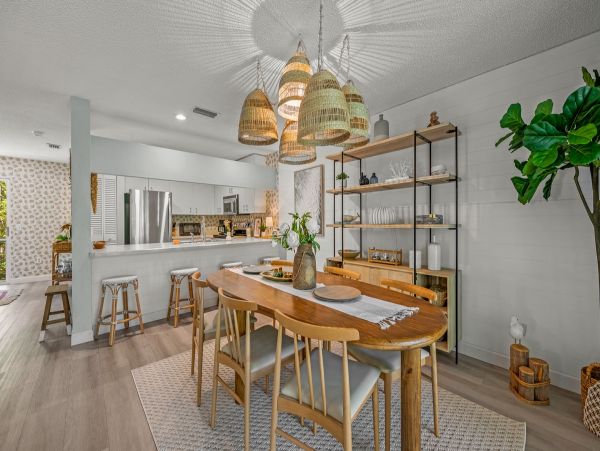 Holmes Beach Vacation Condo Three Bedroom Walk to Beach