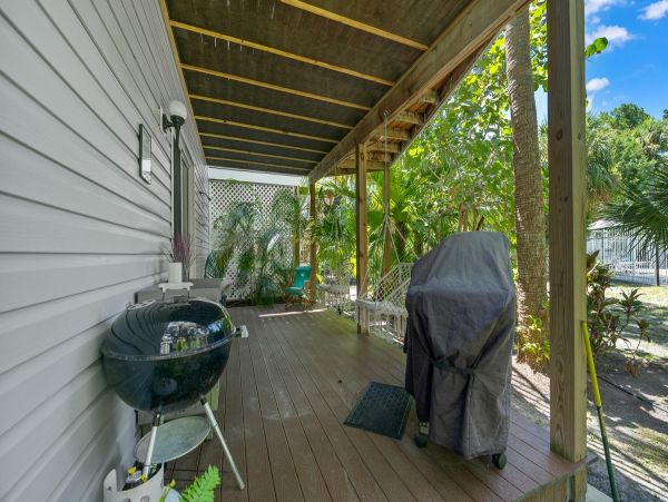 Holmes Beach Vacation Condo Three Bedroom Walk to Beach