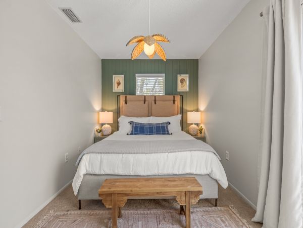 Holmes Beach Vacation Condo Three Bedroom Walk to Beach