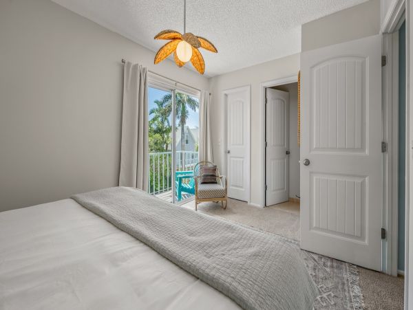 Holmes Beach Vacation Condo Three Bedroom Walk to Beach