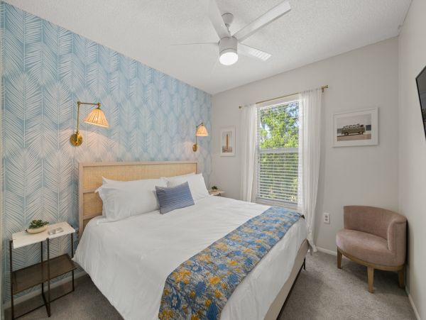 Holmes Beach Vacation Condo Three Bedroom Walk to Beach
