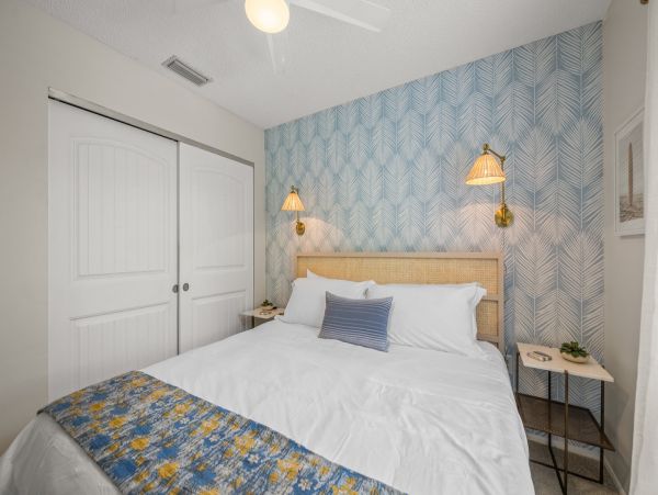 Holmes Beach Vacation Condo Three Bedroom Walk to Beach
