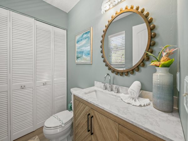 Holmes Beach Vacation Condo Three Bedroom Walk to Beach