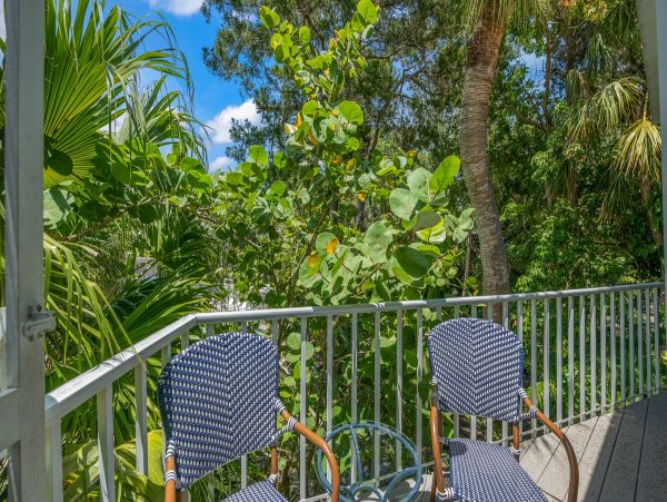 Holmes Beach Vacation Condo Three Bedroom Walk to Beach