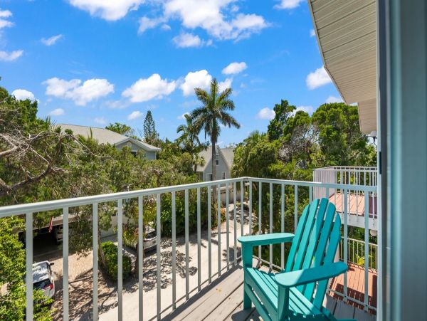 Holmes Beach Vacation Condo Three Bedroom Walk to Beach