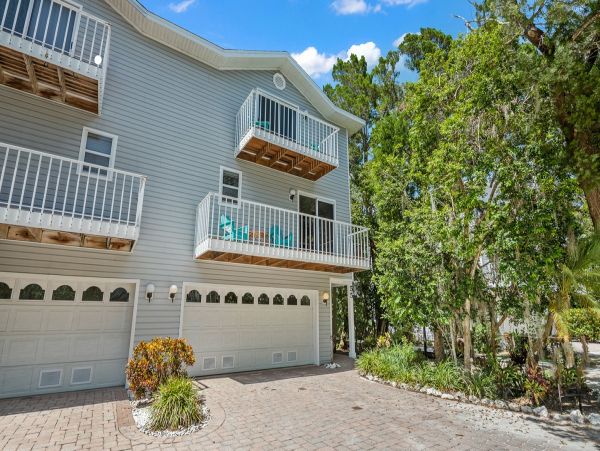 Holmes Beach Vacation Condo Three Bedroom Walk to Beach