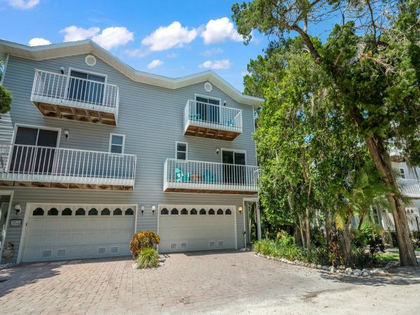 Holmes Beach Vacation Condo Three Bedroom Walk to Beach