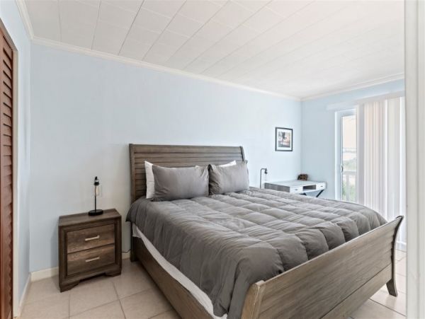 Marathon House with 3 units for 20 sleeps