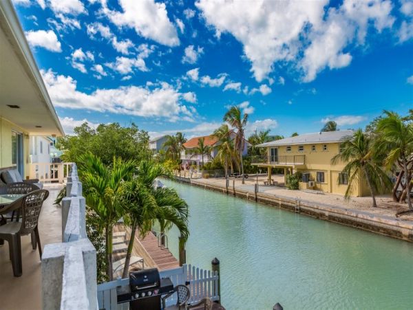 Marathon House with 3 units for 20 sleeps