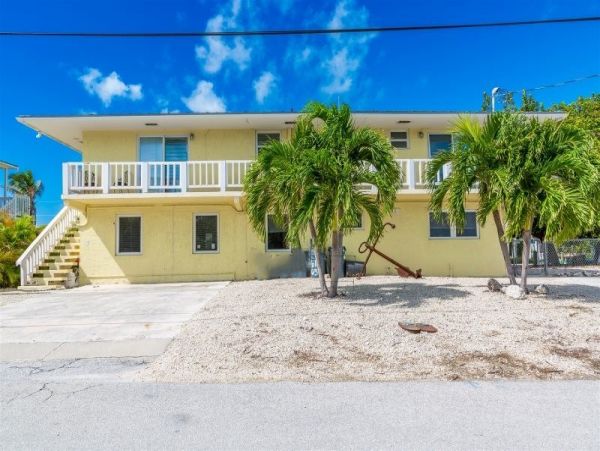 Marathon House with 3 units for 20 sleeps