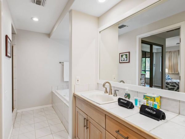 Lovely 2 Bedroom Vacation Condo Sleeps 6 Guests