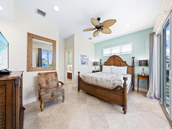 3 Bedroom Across The Beach for 9 Guests