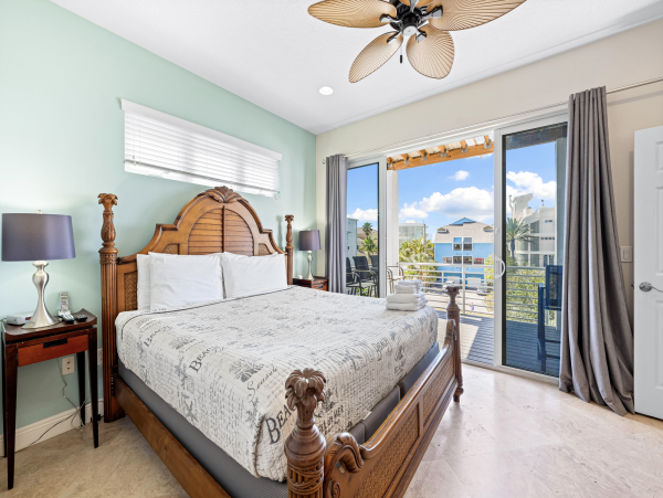 3 Bedroom Across The Beach for 9 Guests