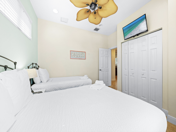 3 Bedroom Across The Beach for 9 Guests