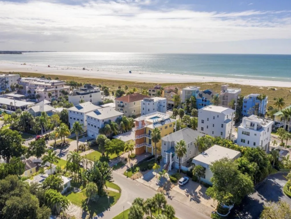 3 Bedroom Across The Beach for 9 Guests